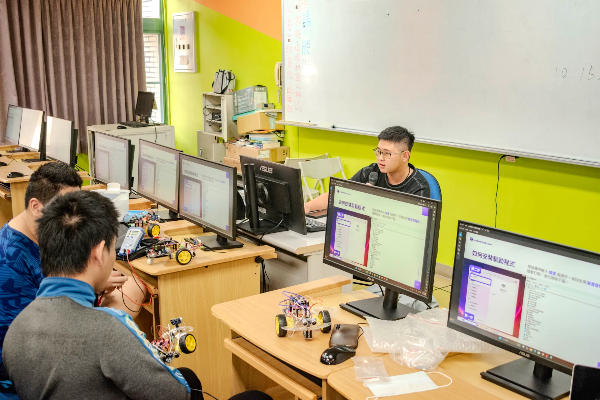 社長正在透過課程簡報說明安裝驅動程式的操作